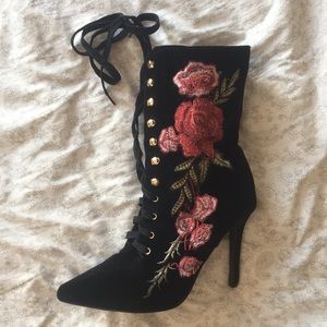 Floral Cape Robbin Velvet Black heels